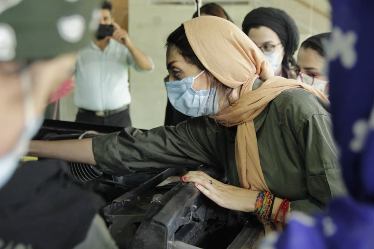 Sahar Beygi organise des ateliers pour enseigner à d’autres femmes les bases de l’entretien automobile (avec l’aimable autorisation de Sahar Beygi)