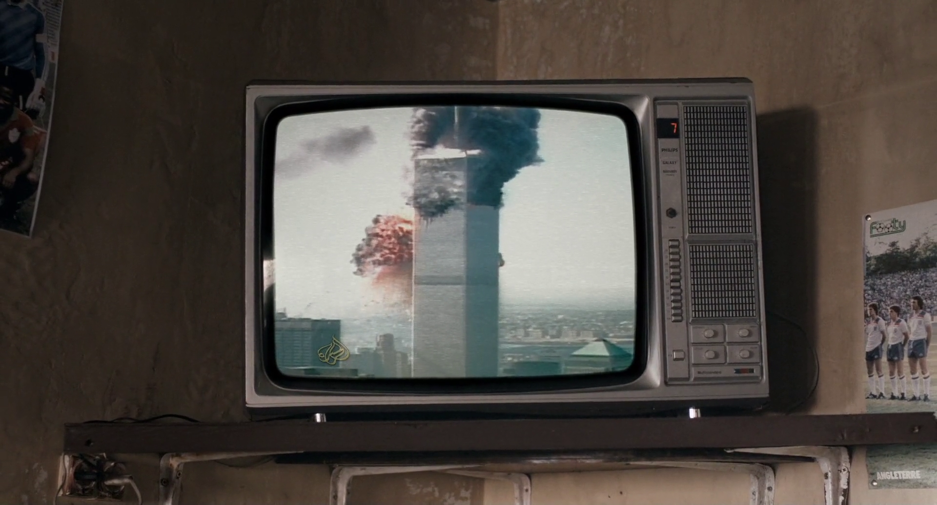 Dans un café de Sidi Moumen, des quidams assistent, via un poste de télévision, à la destruction des Twin Towers de New York (Les Films du Nouveau Monde/Ali n’ Productions/YC Aligator Film/Artémis Productions/Stone Angels)