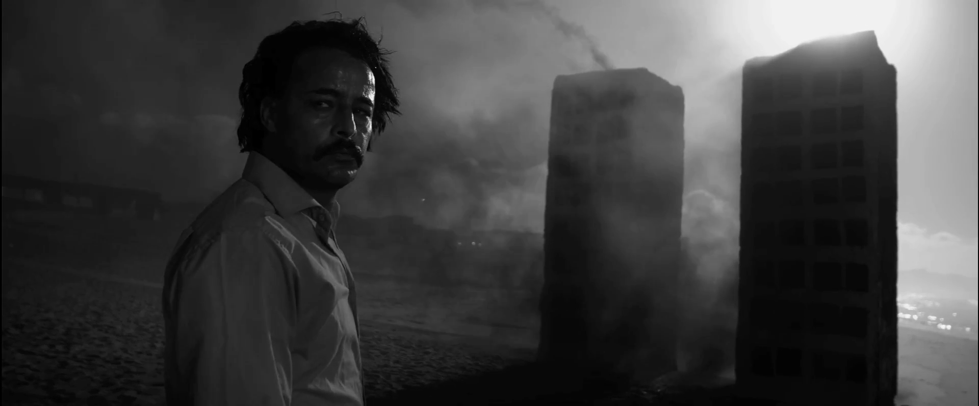 Deux plans de The Sea Is Behind semblent même indiquer que l’action se situe dans un Maroc post-apocalyptique (Pan Production /La Prod/Moon A Deal Films/Hicham Lasri)