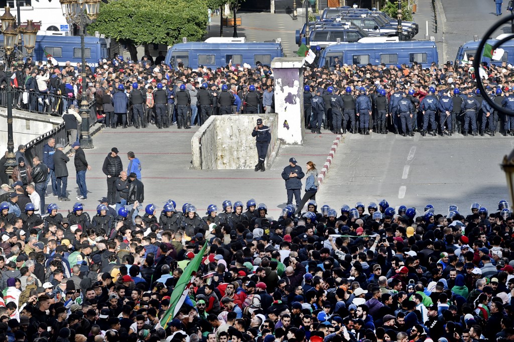  Sur l’esplanade de la Grande poste, rendez-vous traditionnel des manifestants depuis le 22 février (AFP)