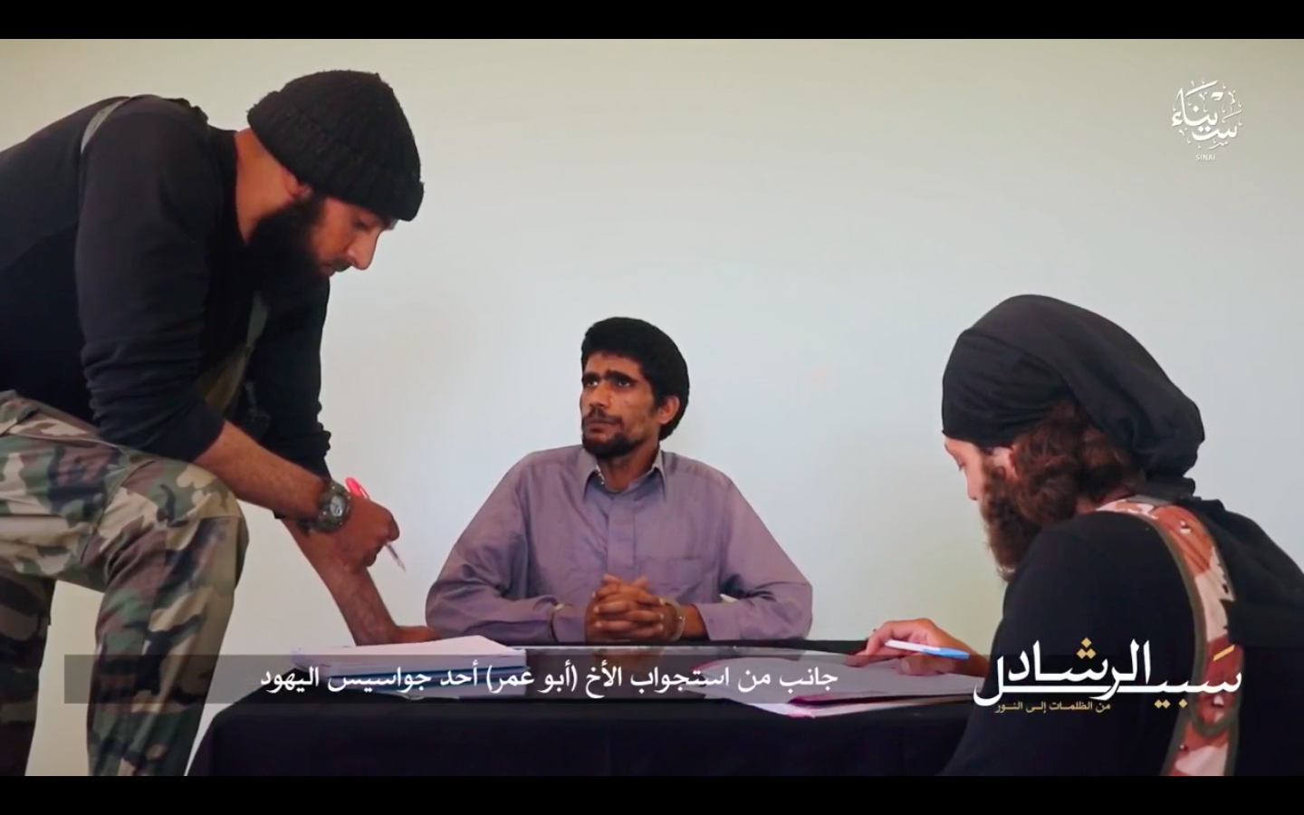 Capture d’écran issue d’une vidéo de propagande de l’EI montrant l’interrogatoire en 2018 d’un civil du nord du Sinaï accusé par le groupe d’avoir collaboré avec le Mossad israélien