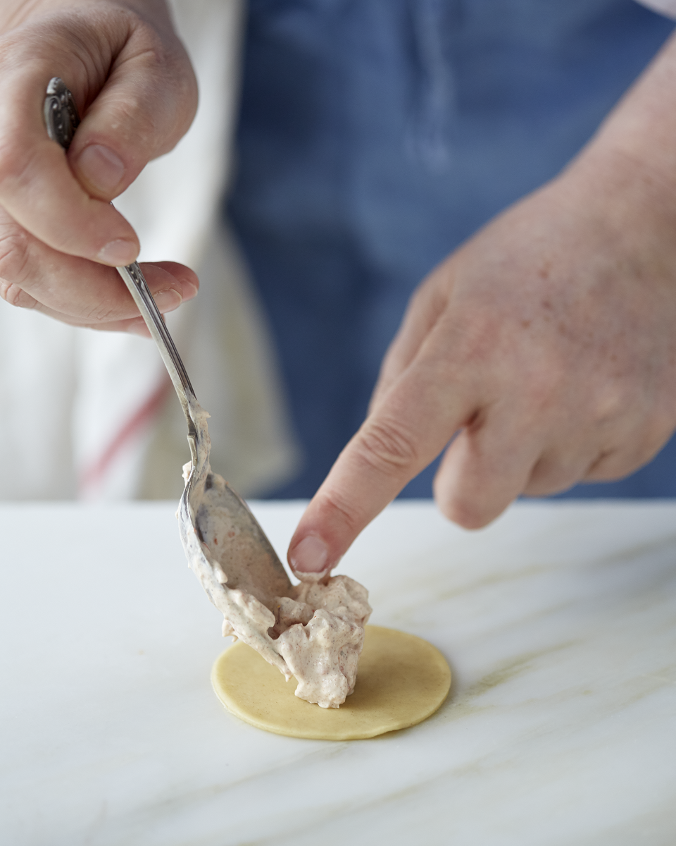 Attention à la quantité de garniture dans chaque fatayer (Anissa Helou, Feast: The Food of the Islamic World/Photo de Kristin Perers)
