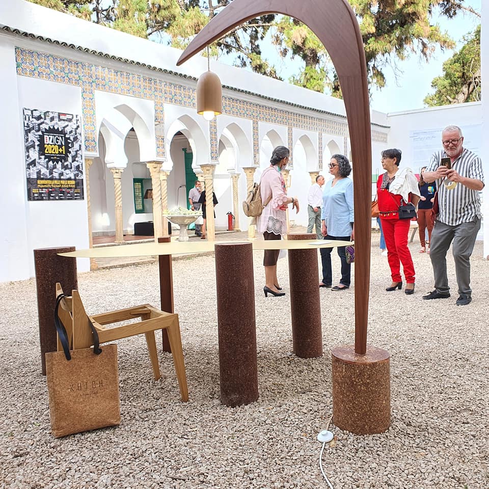 La table conçue par les artistes Mouna Boumaza Bensalem et Khalil Bensalem (Facebook)