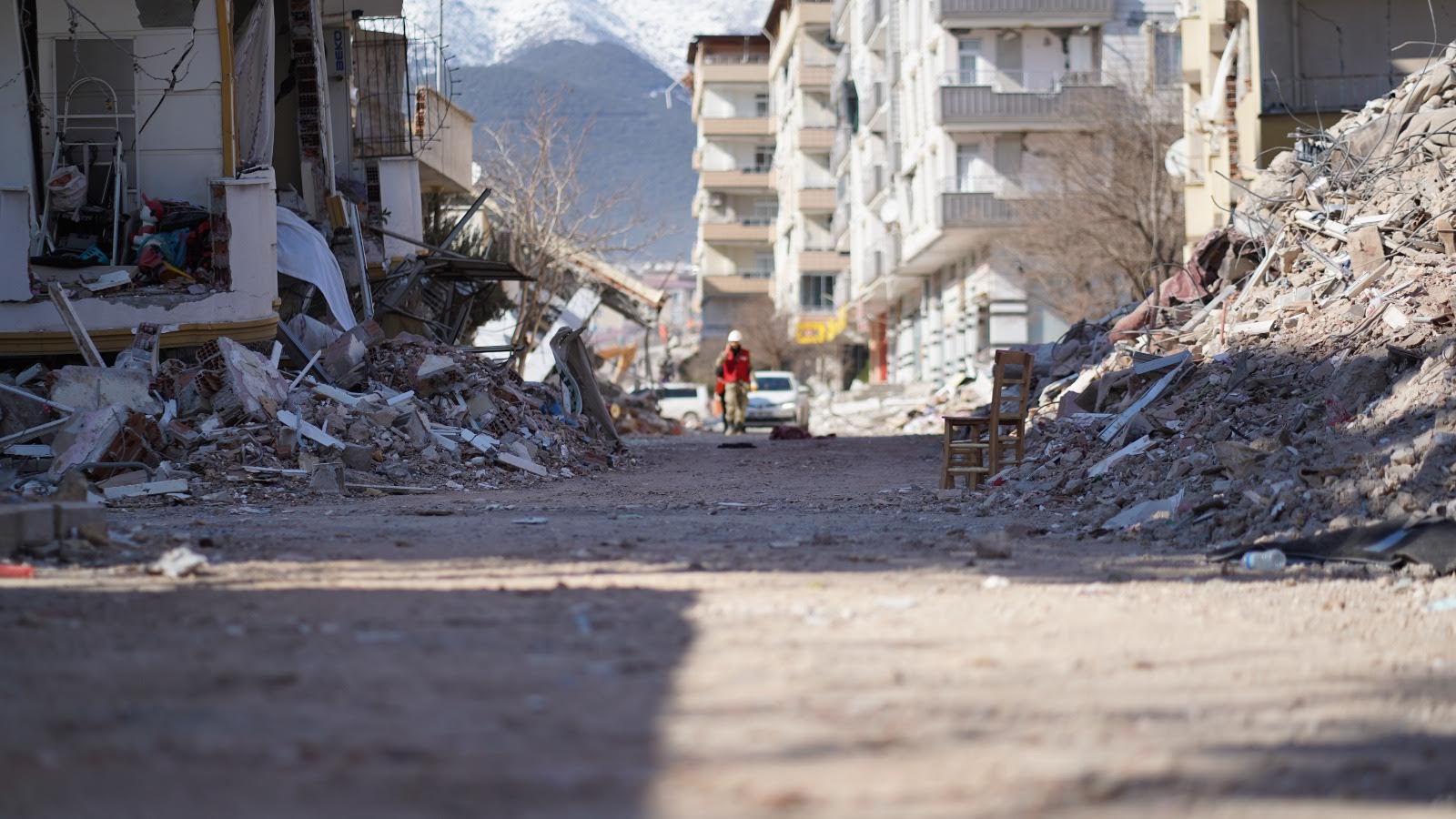Destruction lines the streets of Kahramanmaras, as rescue crews attempt to sort through the rubble (MEE/Muhammed Masso)