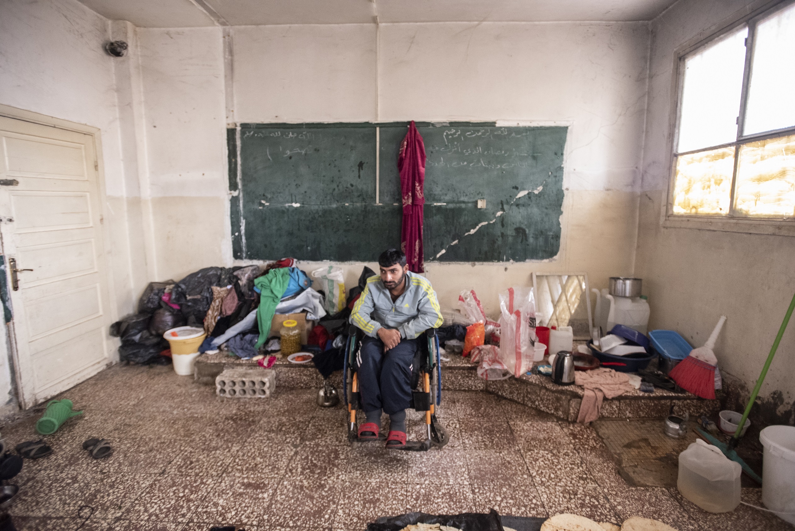 Un homme originaire de Ras al-Aïn est photographié dans l’une des dizaines d’écoles abandonnées (Andoni Lubaki/Euskal Fondoa)