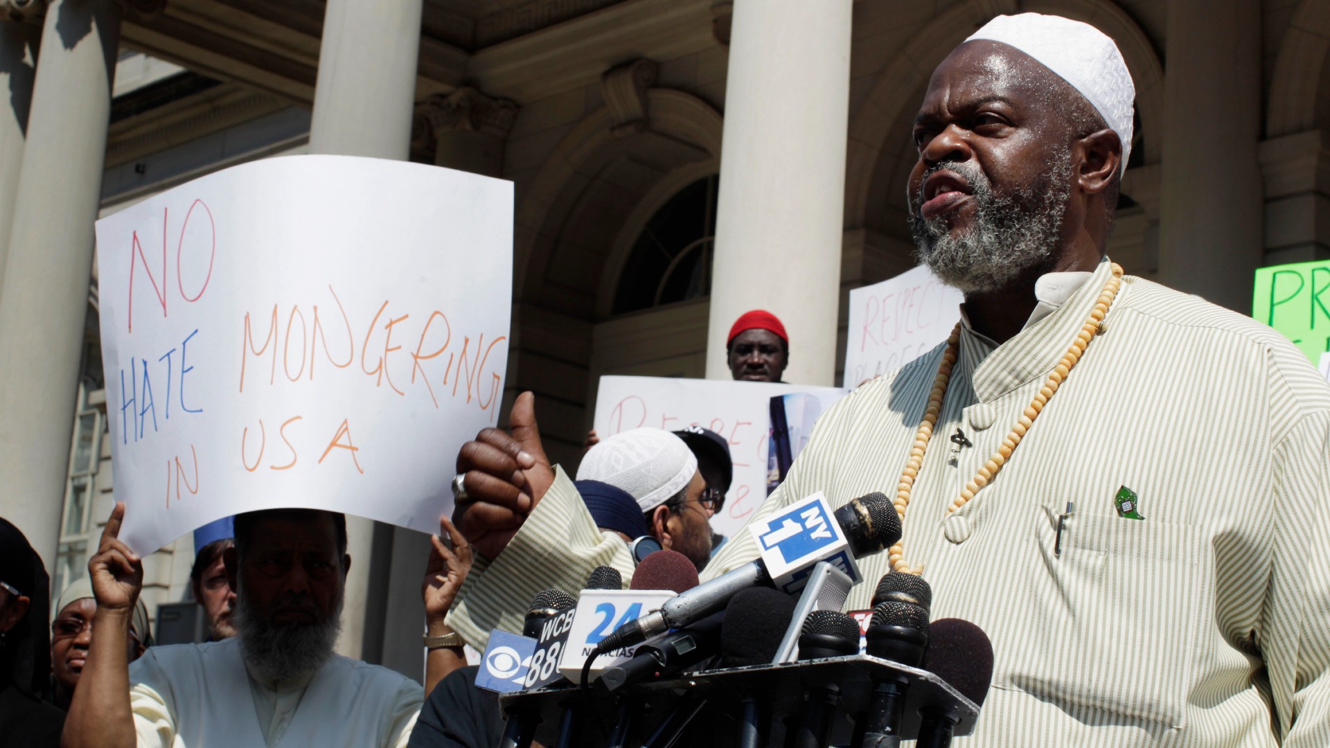 Imam Al-Hajj Talib Abdur-Rashid, vice president of the Majlis Ash-Shura of New York, speaks at a news conference to issue a statement against bigotry and islamophobia at City Hall in New York 1 September 2010 (Lucas Jackson/Reuters)