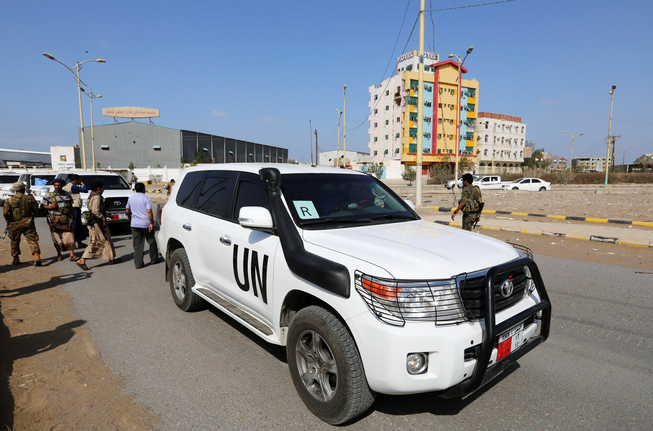 The convoy of a team from the United Nations and the World Food Program crosses from Houthi-controlled areas to a government-controlled areas to reach grain mills in Hodeidah (Reuters)