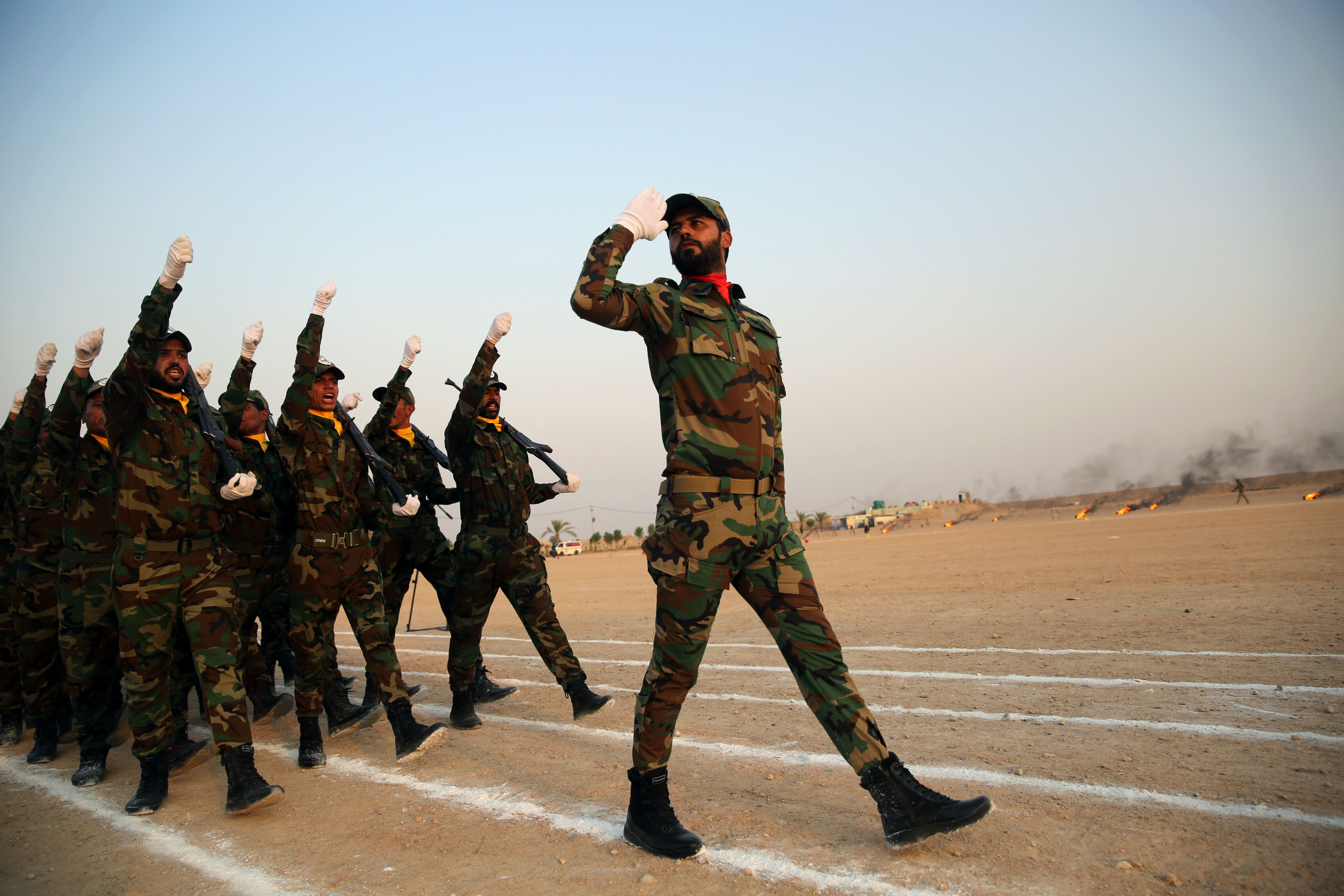 Des membres du groupe paramilitaire des Hachd al-Chaabi participent à la cérémonie de fin d’entraînement dans un camp militaire à Kerbala (Reuters)