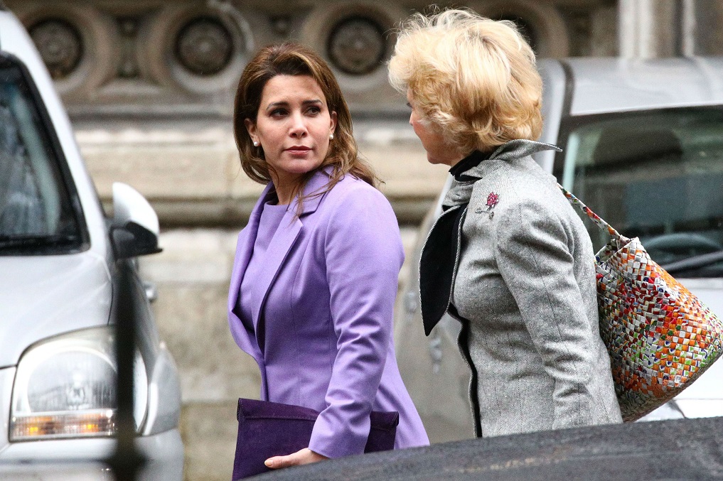 La princesse Haya bint al-Hussein, l’épouse du cheikh Mohammed ben Rachid al-Maktoum de Dubaï, et son avocate, la baronne Fiona Shackleton, arrivent à la Haute Cour (Reuters)