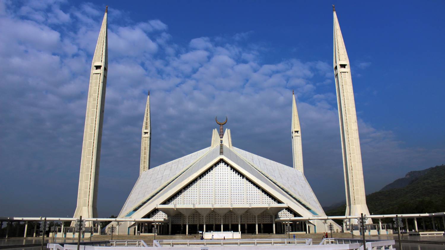 With worshippers spilling into the mosque's courtyard, it can accommodate 200,000 prayer-goers (CC)