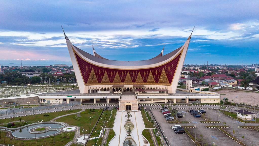 The mosque's designer says he was inspired by the cloth held by the Quraysh to place the Black Stone in the Kaabah (CC)