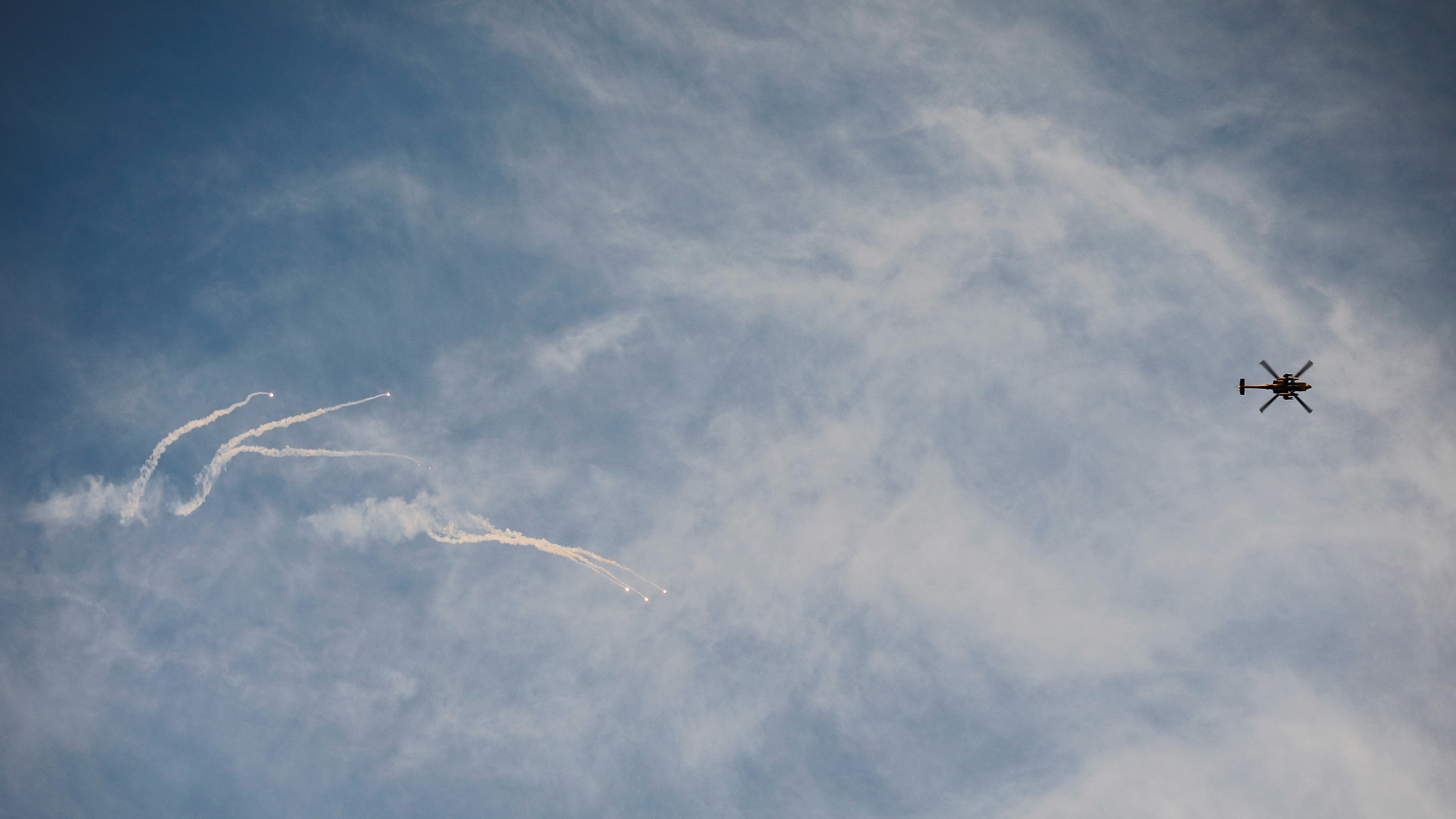 Un hélicoptère patrouille lors d’un raid de l’armée israélienne à Jénine, en Cisjordanie occupée, le 7 mars 2023 (Reuters)