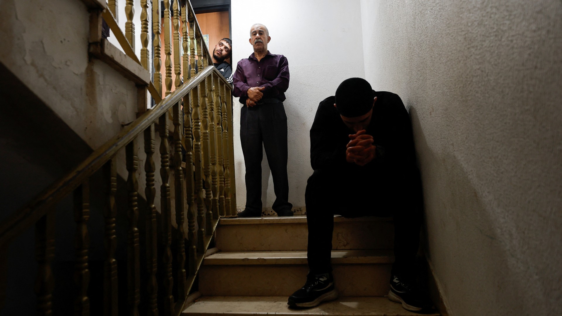 Des personnes endeuillées lors des funérailles d’un Palestinien tué par les forces israéliennes près de Hébron, le 17 octobre (Reuters)