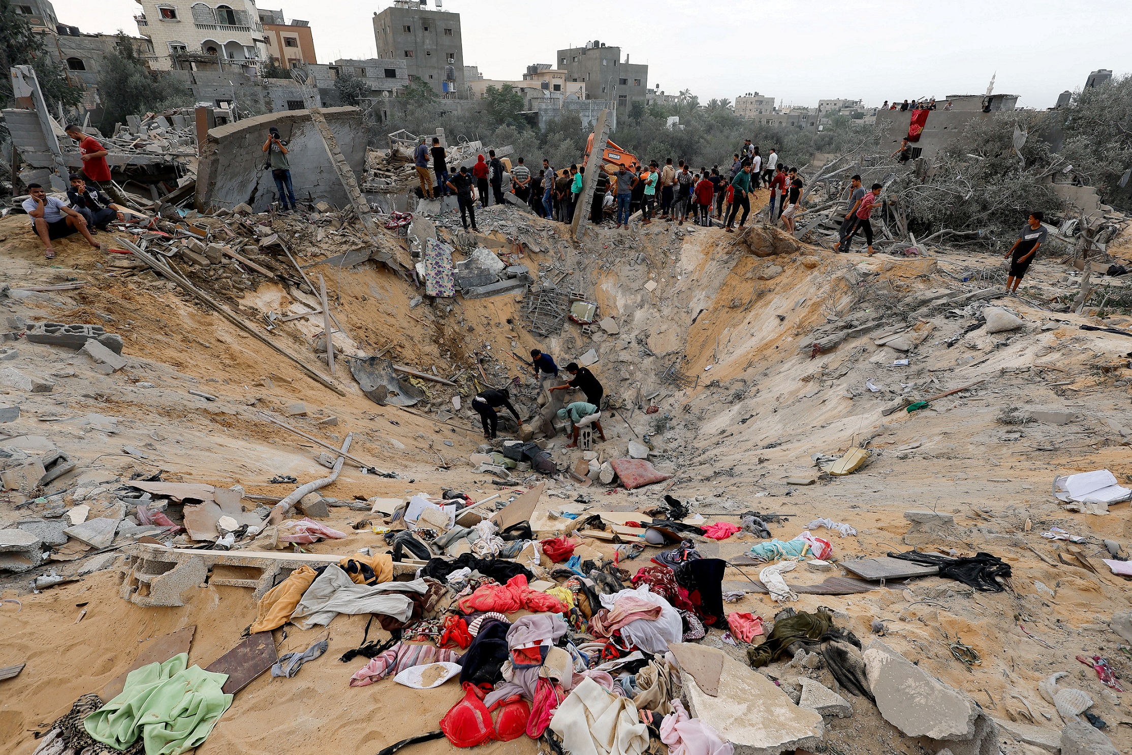 Palestinians gather at the site of an Israeli strike, amid the ongoing conflict between Israel and the Palestinian group Hamas, in Khan Younis in the southern Gaza Strip November 12, 2023. REUTERS/Mohammed Salem TPX IMAGES OF THE DAY