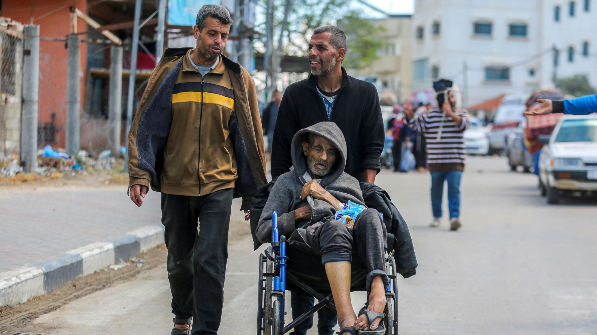 People flee the eastern parts of Rafah ahead of a threatened Israeli assault on the southern Gazan city on 6 May 2024 (Reuters/Hatem Khaled)