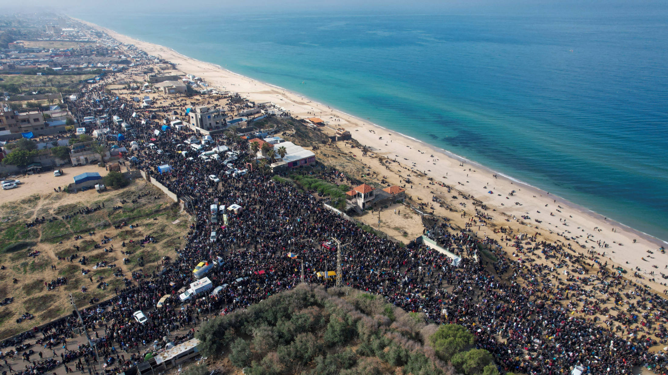 A drone view shows Palestinians waiting to be allowed to return to their homes in northern Gaza, 26 January 2025 (Reuters)