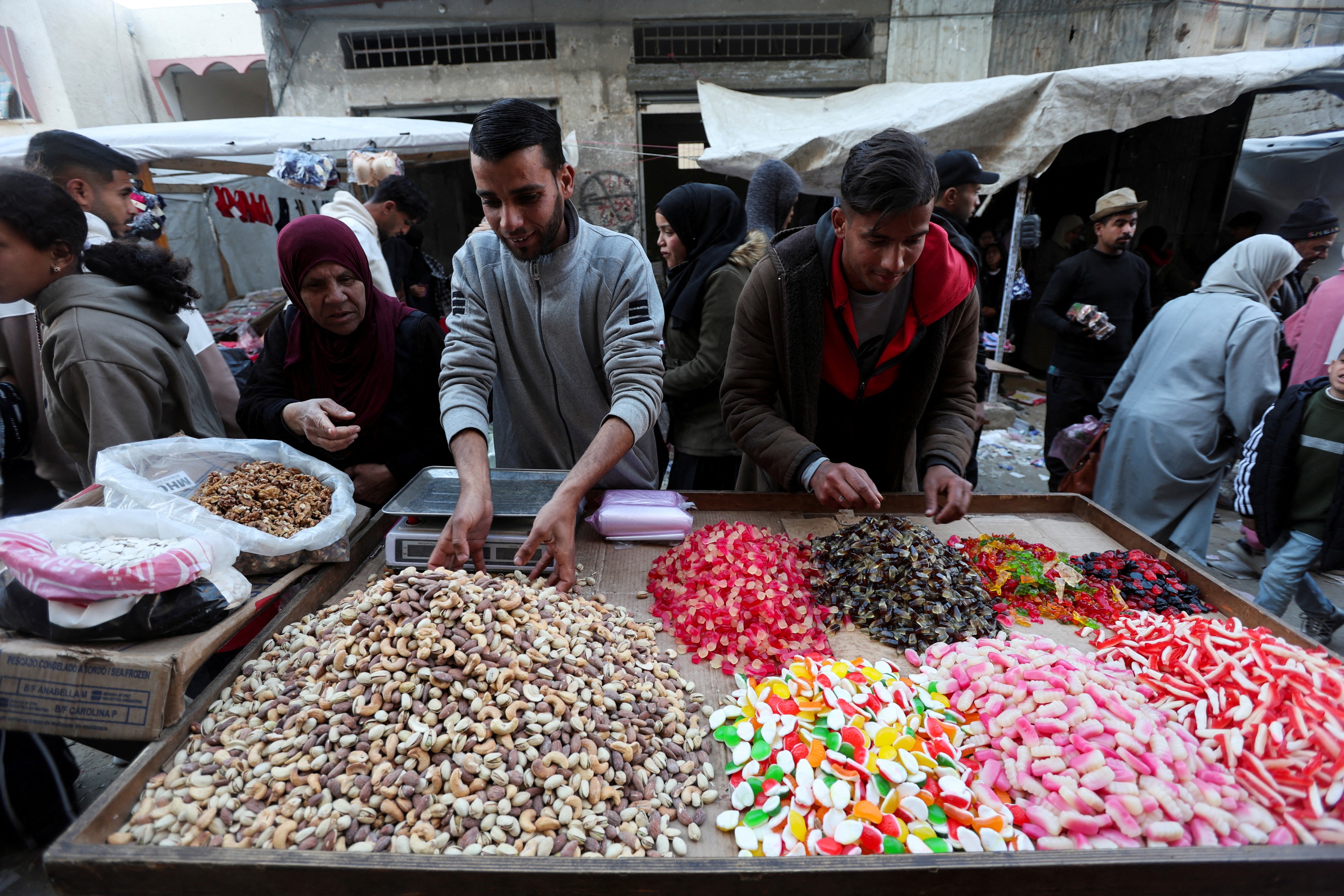 Palestinians shop as they prepare for the upcoming holy fasting month of Ramadan, in Khan Younis, in the southern Gaza Strip, February 27, 2025. (REUTERS/Ramadan Abed)