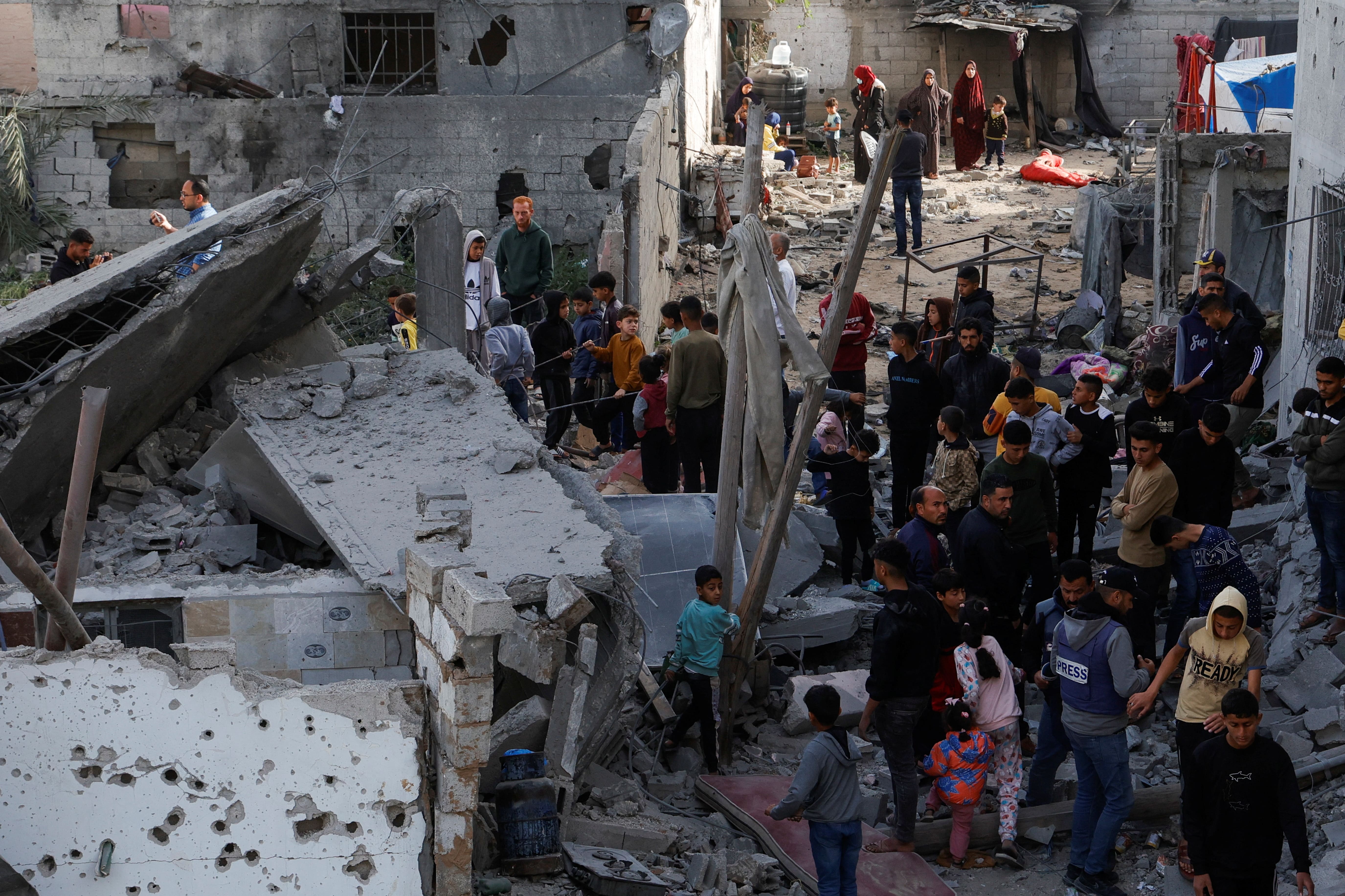 Palestinians inspect the site of an Israeli strike on a house, in Khan Younis in the southern Gaza Strip 2 April 2025. (REUTERS/Hatem Khaled)