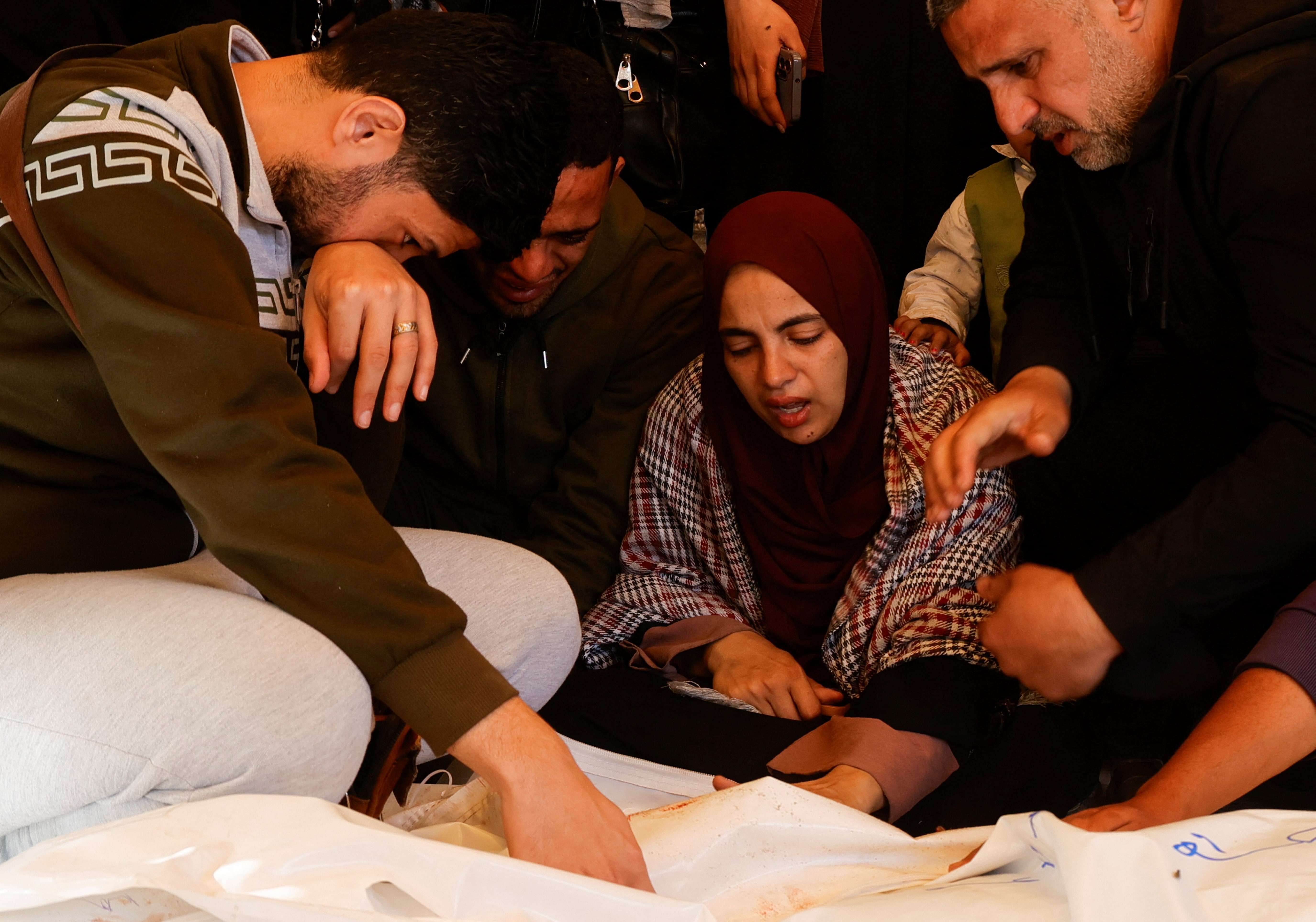 Mourners react next to the body of a Palestinian killed in Israeli strikes, at Nasser hospital, in Khan Younis, in the southern Gaza Strip, 2 April 2025. (REUTERS/Hatem Khaled)