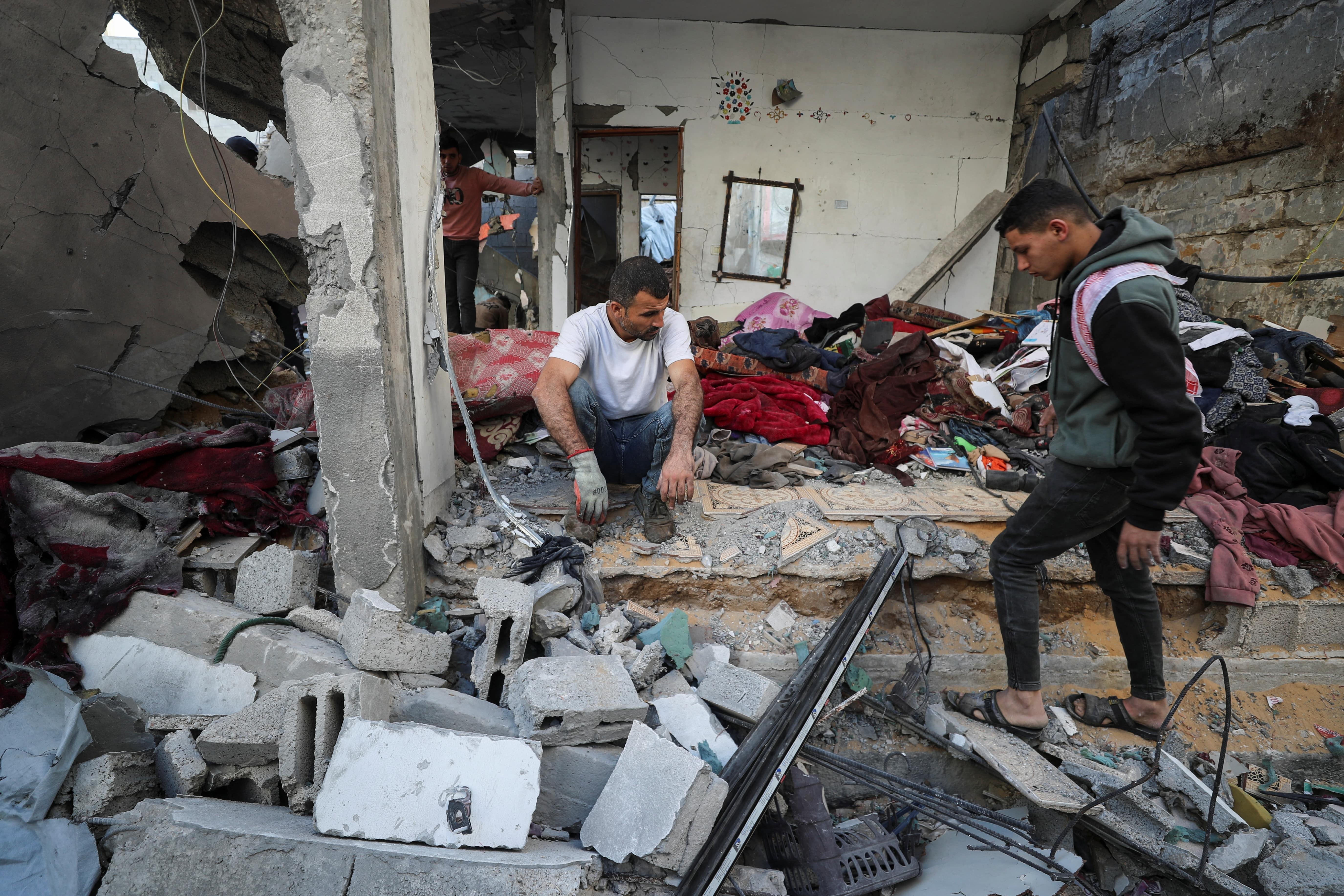 Palestinians inspect the damage at the site of an Israeli strike on a house, in Jabalia, northern Gaza Strip, May 29, 2025. REUTERS