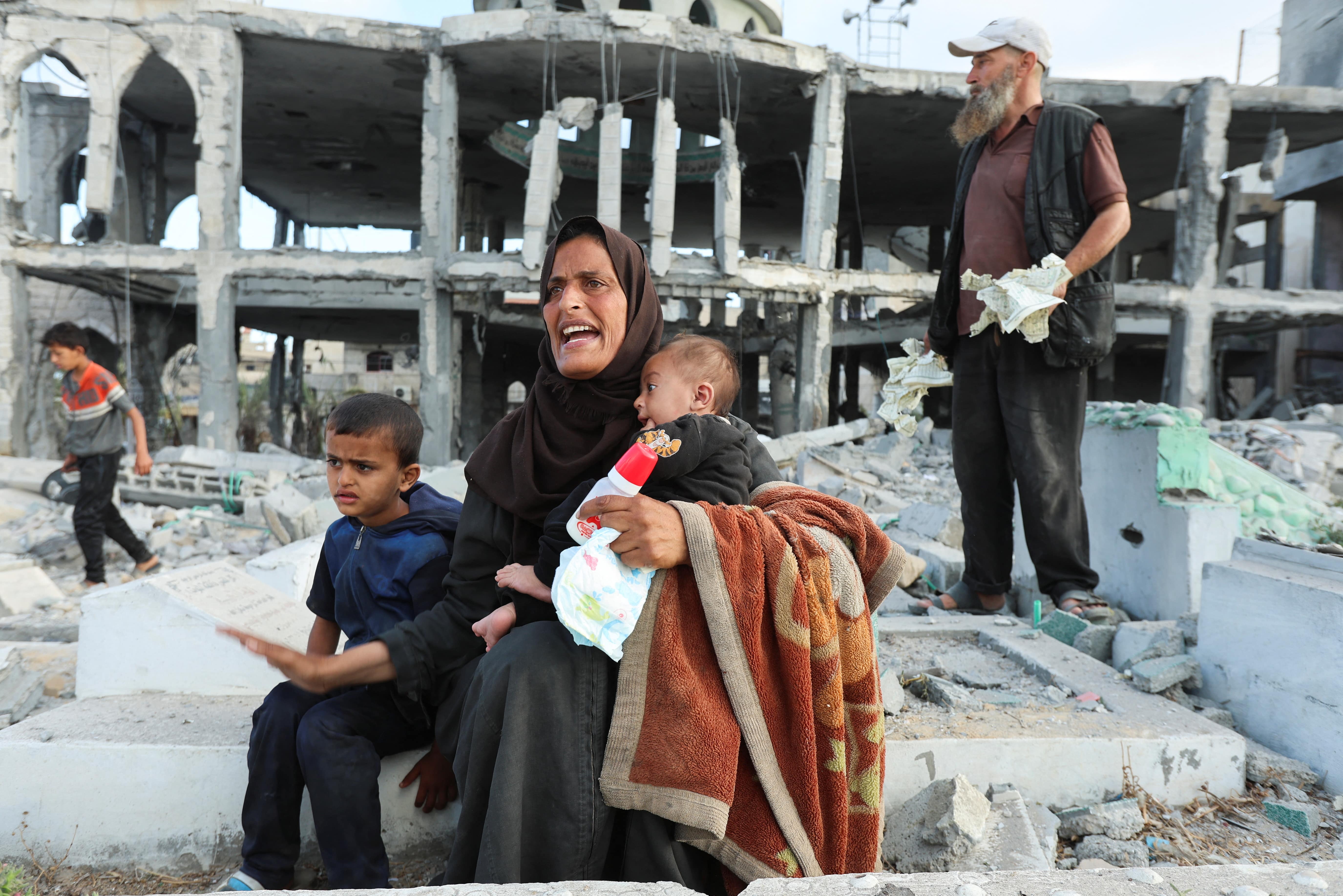 Palestinians react at the site of an Israeli strike on a mosque, in Deir Al-Balah, in the central Gaza Strip, June 2, 2025. REUTERS/Ramadan Abed