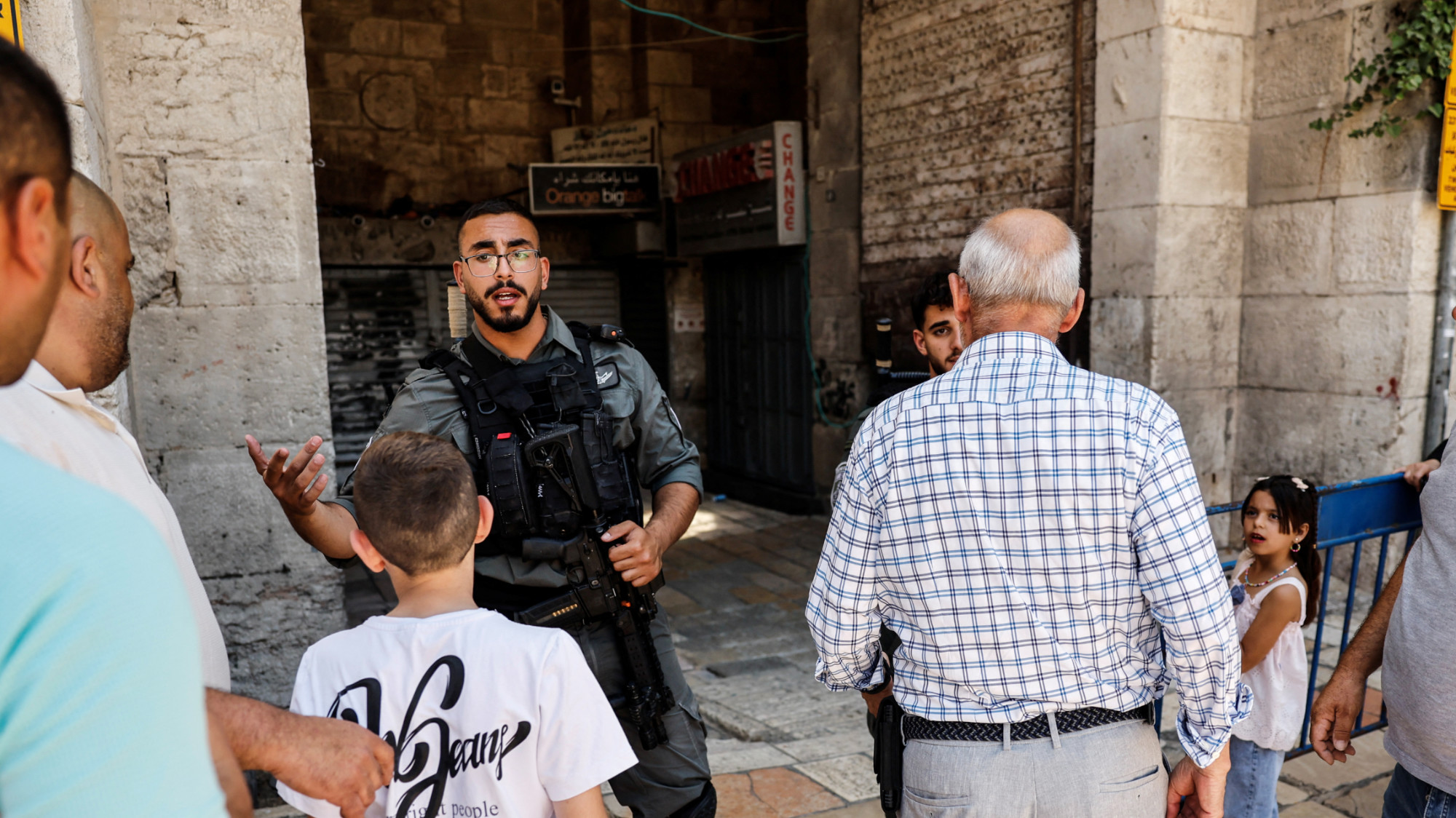 Israeli forces prevent Muslim worshippers from entering Jerusalem's Old City after blocking access to Al-Aqsa Mosque in Jerusalem 13 June 2025 (Reuters/Ammar Awad)