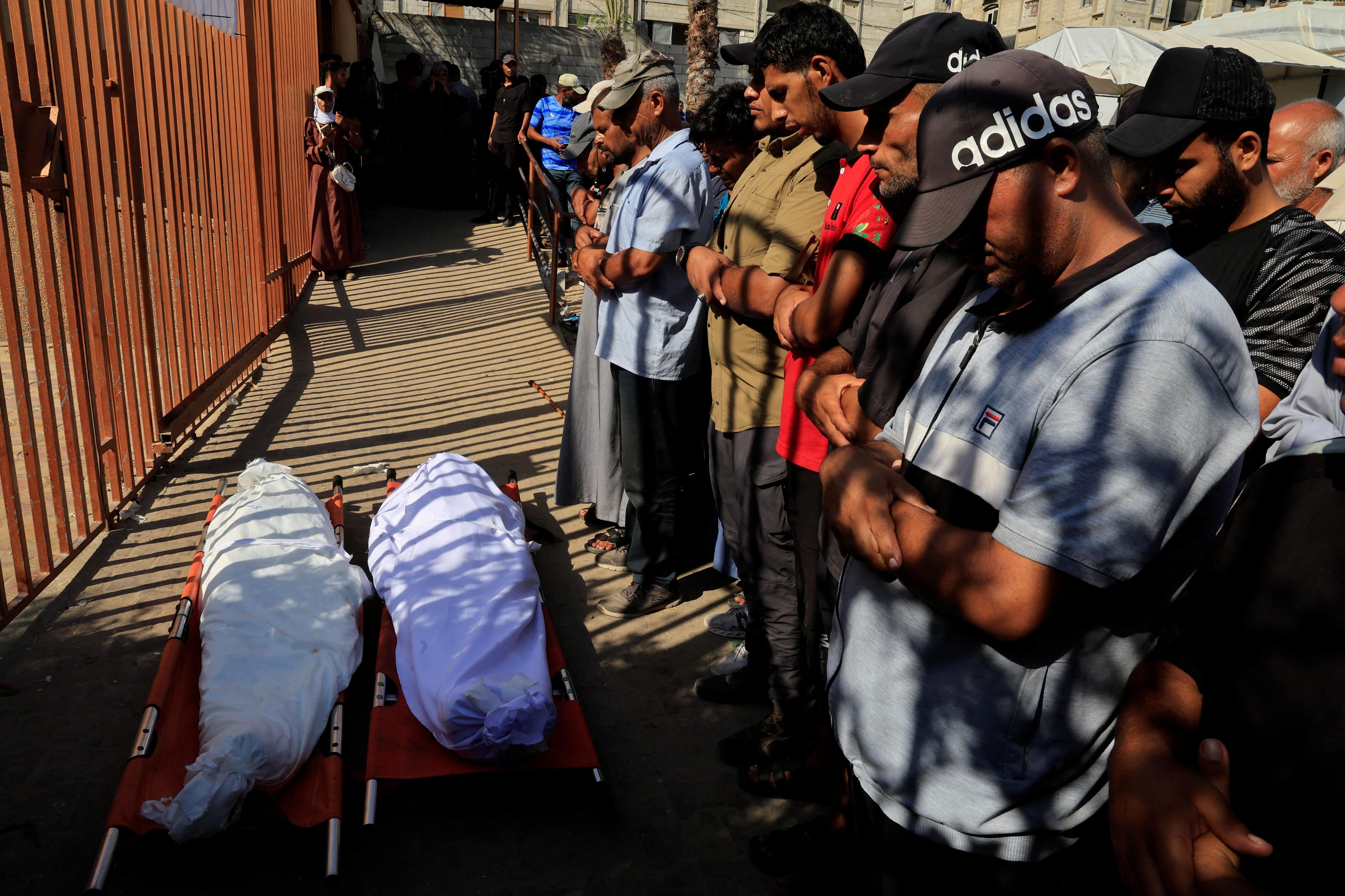 Mourners pray during the funeral of Palestinians, who, according to Gaza's health ministry, were killed in an overnight Israeli strike on a tent, at Nasser Hospital in Khan Younis, southern Gaza Strip, July 2, 2025. REUTERS/Hatem Khaled