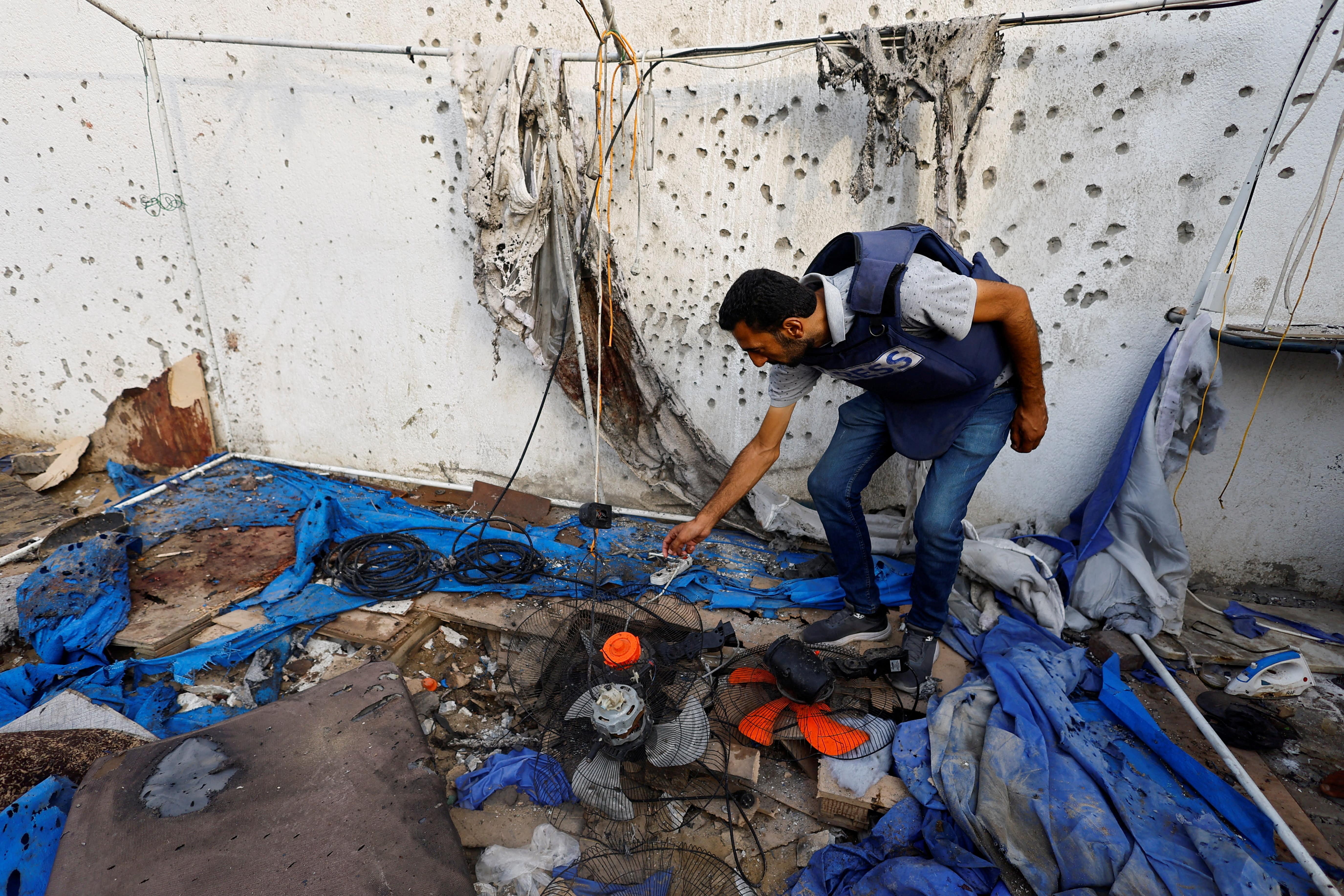 Palestinians inspect the damage at the site of an Israeli strike on a tent near Shifa Hospital where Al Jazeera journalists Anas Al Sharif, Mohammed Qreiqeh, Ibrahim Zaher, and Mohammed Noufal were killed, in Gaza City August 11, 2025. REUTERS/Mahmoud Issa