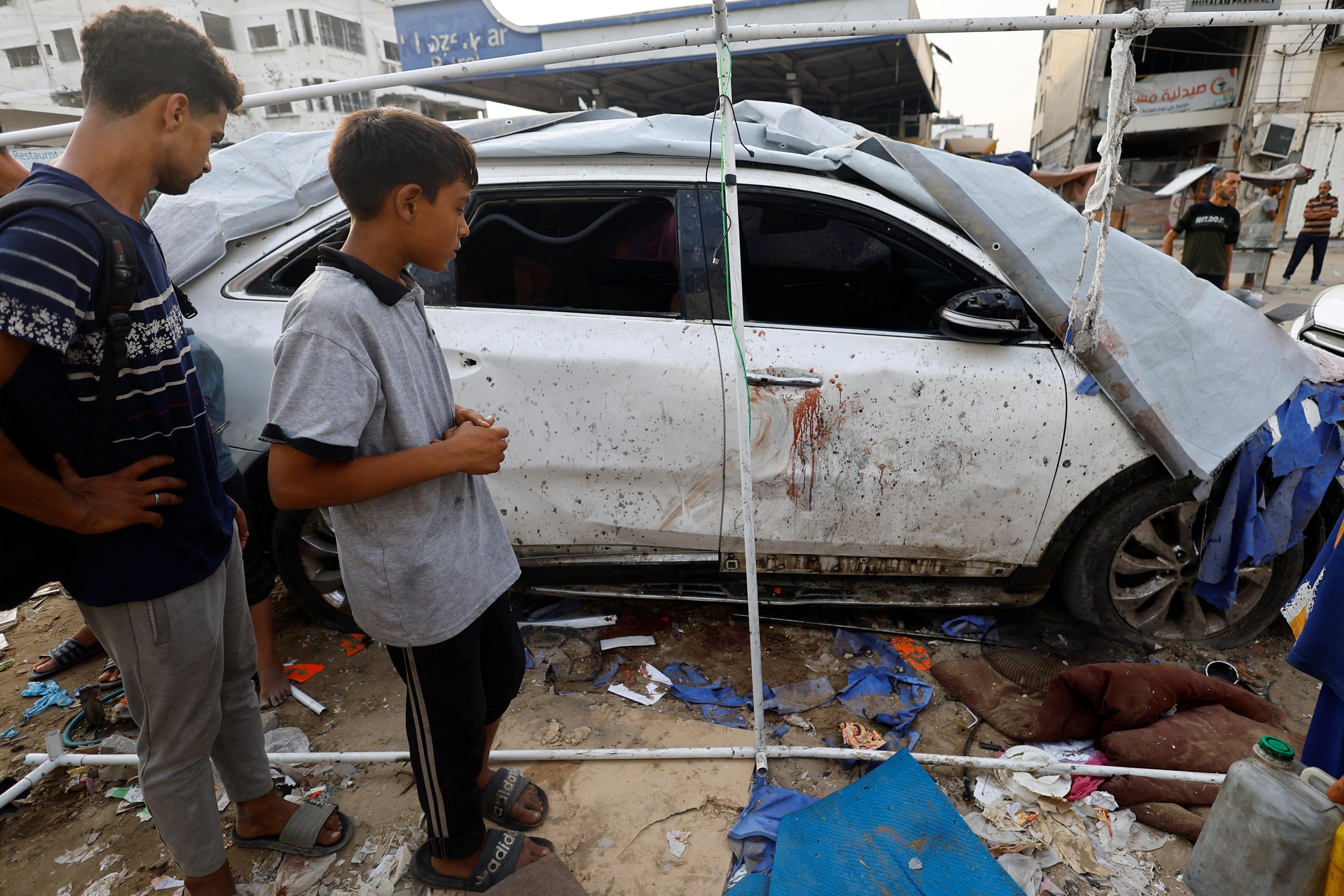 Palestinians inspect the damage at the site of an Israeli strike on a tent near Shifa Hospital where Al Jazeera journalists Anas Al Sharif, Mohammed Qreiqeh, Ibrahim Zaher, and Mohammed Noufal were killed, in Gaza City August 11, 2025. REUTERS/Mahmoud Issa