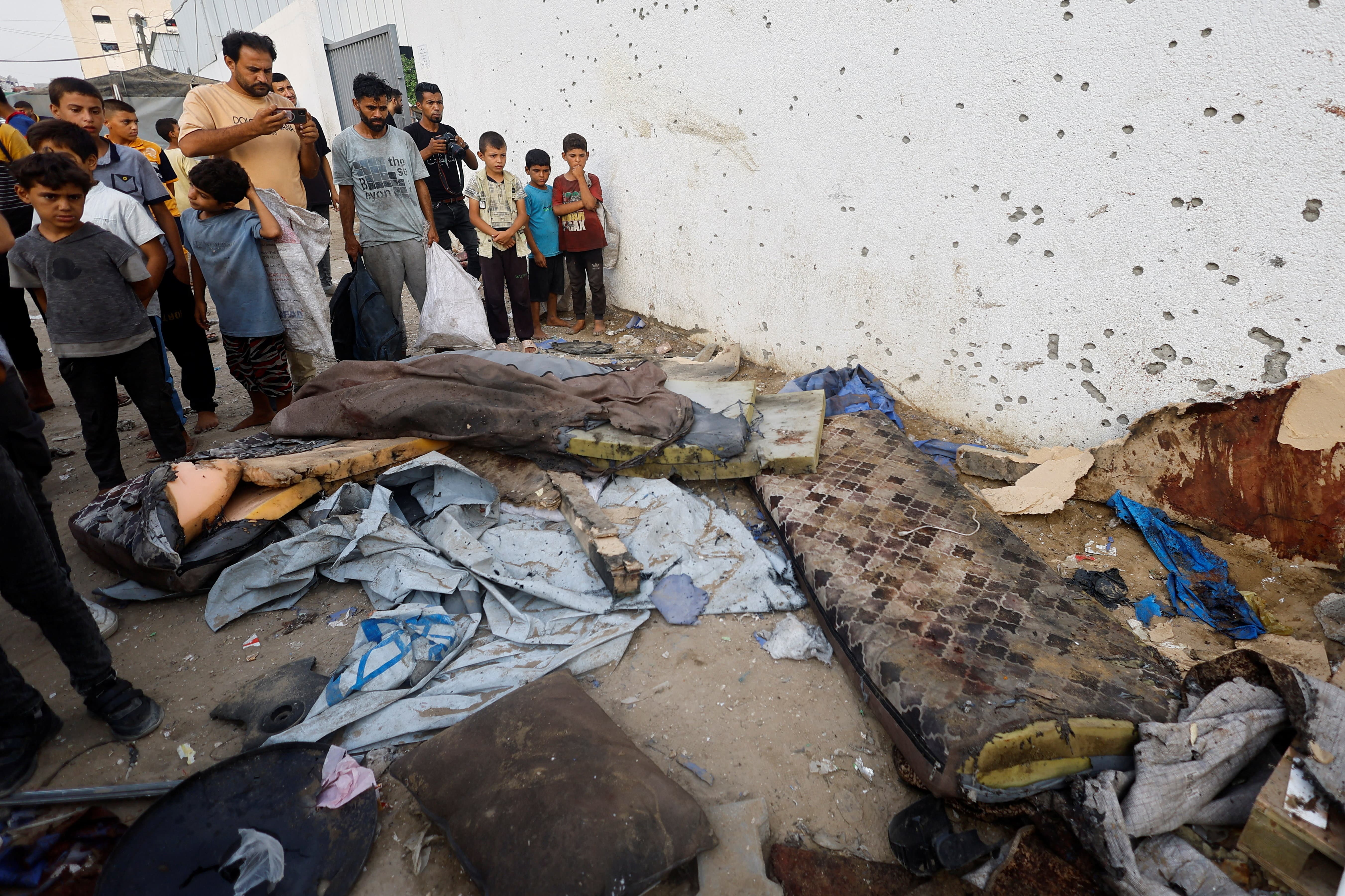 Palestinians inspect the damage at the site of an Israeli strike on a tent near Shifa Hospital where Al Jazeera journalists Anas Al Sharif, Mohammed Qreiqeh, Ibrahim Zaher, and Mohammed Noufal were killed, in Gaza City August 11, 2025. REUTERS/Mahmoud Issa