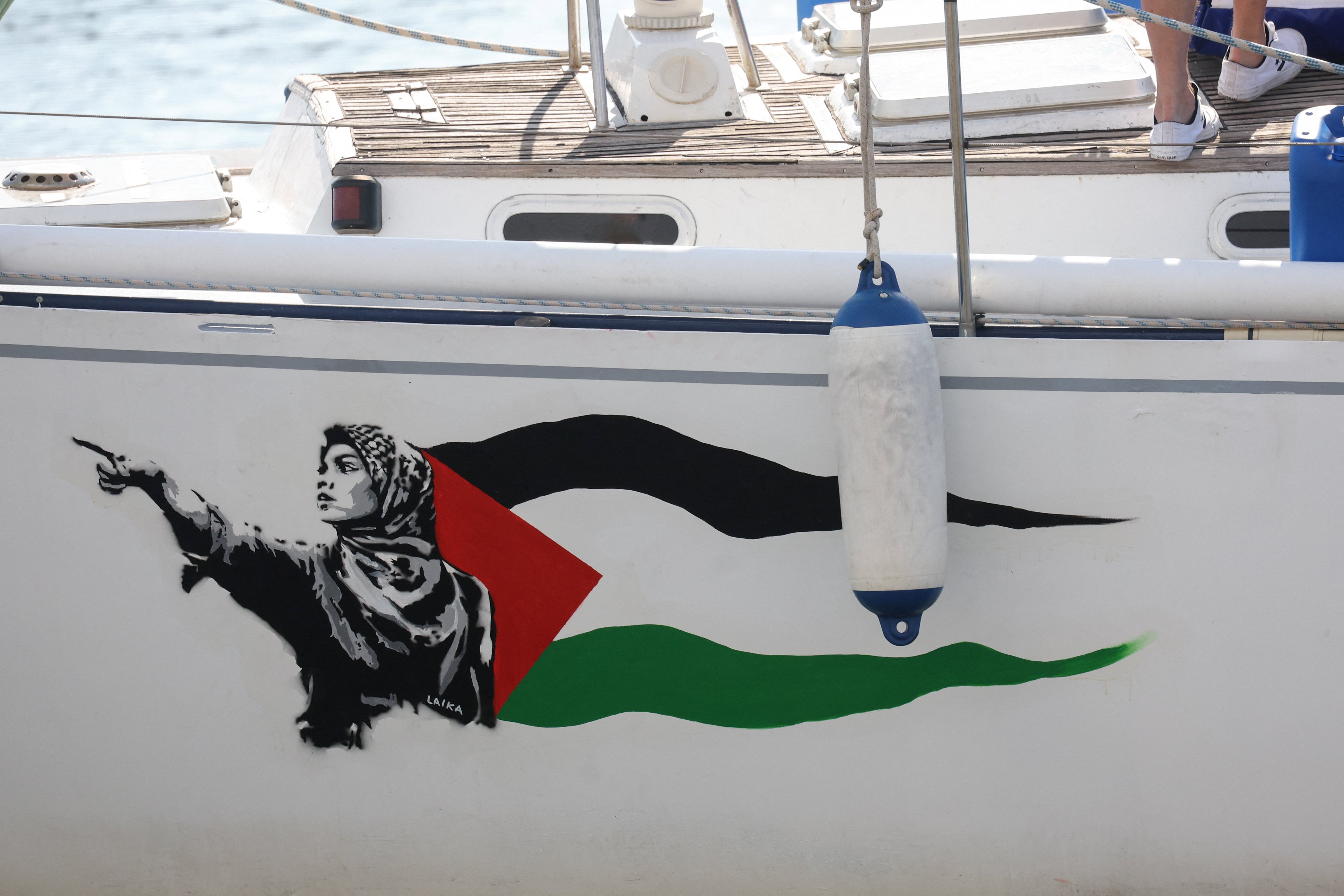 Palestinian flag-themed decal adorns a Gaza-bound boat at the port of Barcelona, Spain, 31 August, 2025 (Reuters/Bruna Casas)