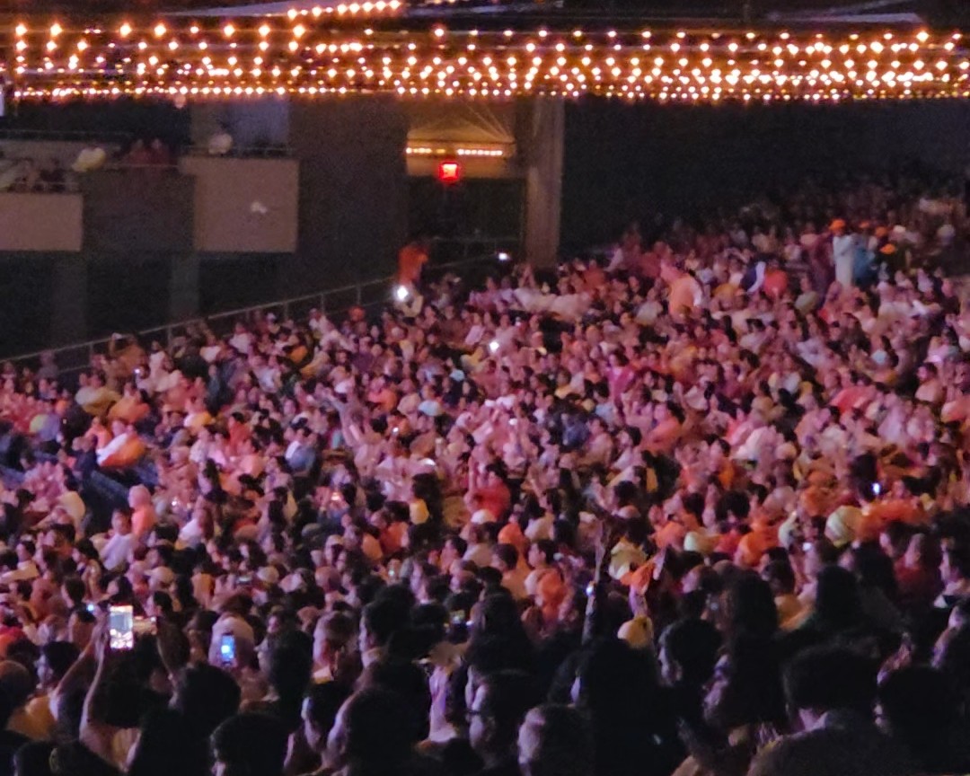Infosys Theater packed with attendees clad in saffron and cultural attire (Shraddha Joshi/MEE)