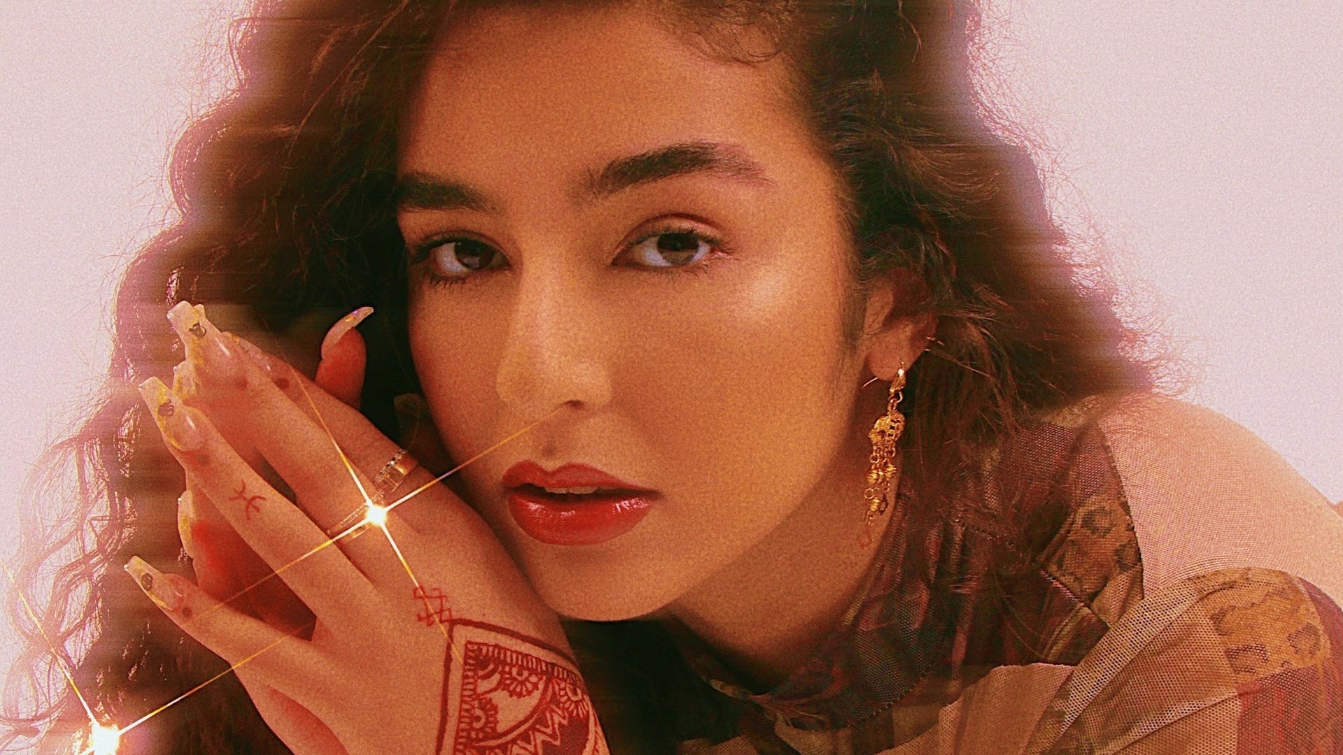 La chanteuse de 21&nbsp;ans mélange différentes langues et cultures dans ses chansons (photo fournie/Rita L’Oujdia)
