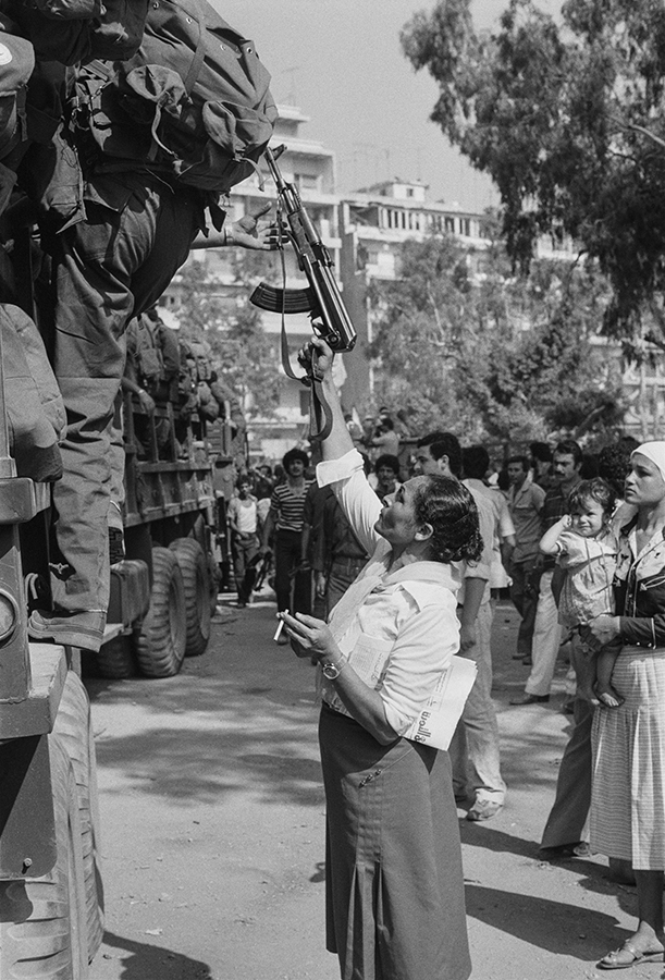 « N’oublie pas ton fusil », dit une mère à son fils lors du départ des fedayin (avec l’aimable autorisation de Fouad Elkoury)