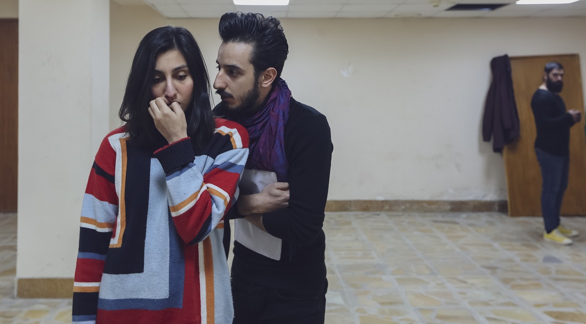 Rudhab Ahmed et Ismaeel Alaa, comédiens âgés de 22 ans, répètent leur adaptation irakienne d’Hamlet au théâtre national de Bagdad (MEE/Sarah-Samya Anfis)