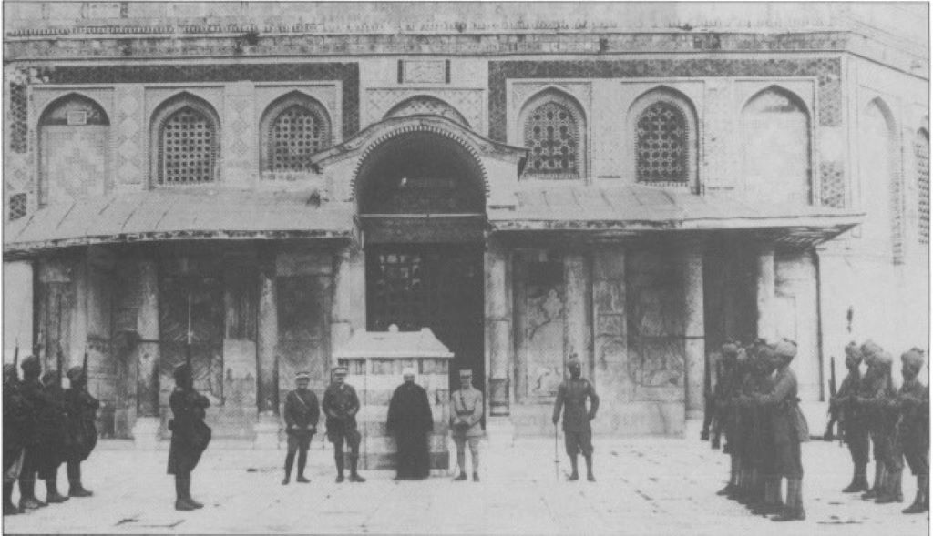 An honour guard of a British-Indian unit prepares to welcome British generals on Al-Aqsa Mosque, 1918 (Wikicommons)