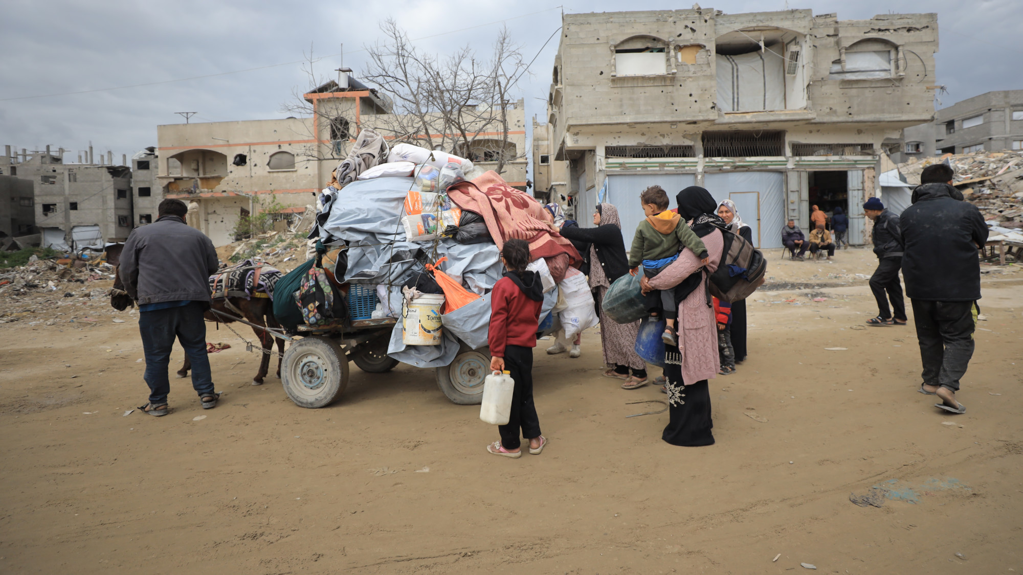 Palestinian families carry their belonging before fleeing their homes in northern Gaza (MEE/Mohammed al-Hajjar)