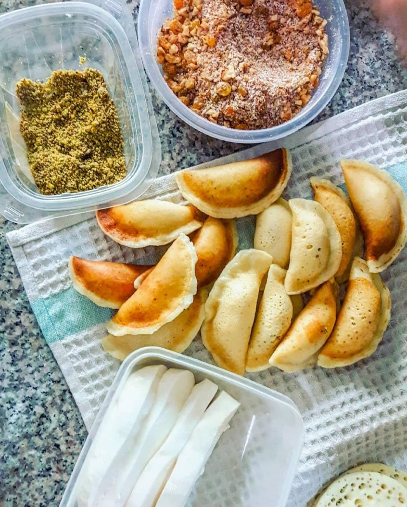&nbsp;Au Moyen-Orient, il est possible d’acheter la pâte déjà cuite des qatayef ainsi que la garniture ou bien de les préparer soi-même (@bateekh.w.jebneh/Instagram)