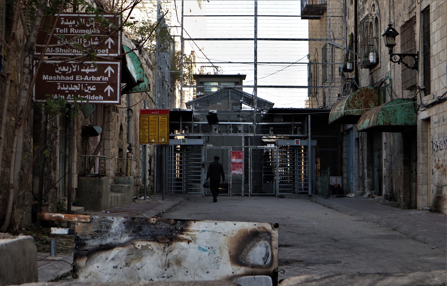 Un check-point israélien à l’entrée de la vieille ville d’Hébron, sous contrôle israélien (MEE/Marie Niggli)