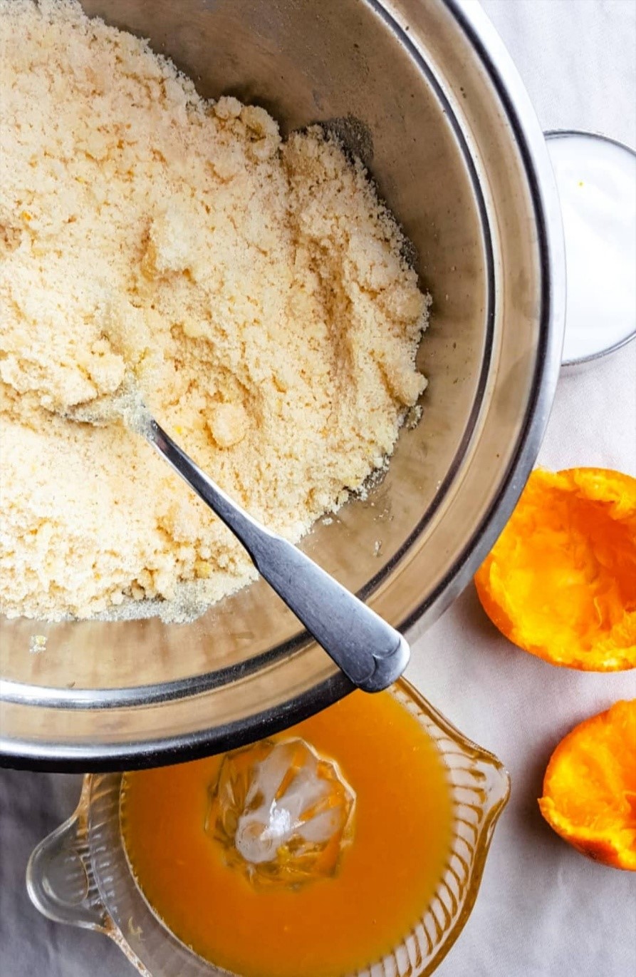 Laissez le gâteau s’imbiber totalement de sirop et laissez refroidir avant de servir (bateekh.w.jebneh/Instagram)