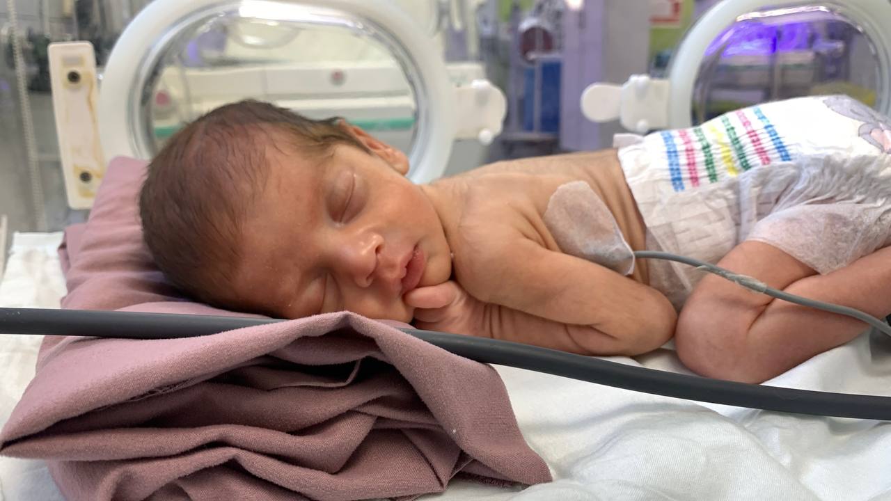 An infant lies in an incubator at the Nasser hospital (MEE/Ahmed Aziz)