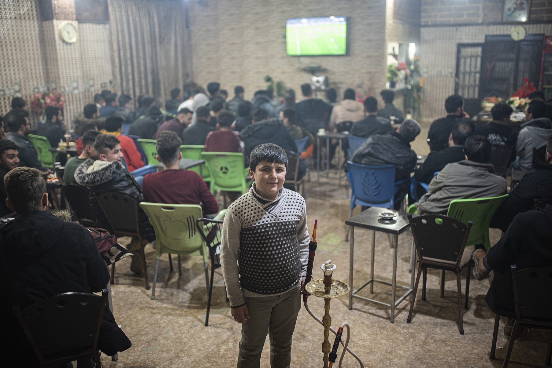 Ahmed prend la pose dans la cafétéria de son oncle à Kameshli (Andoni Lubaki/Euskal Fondoa)