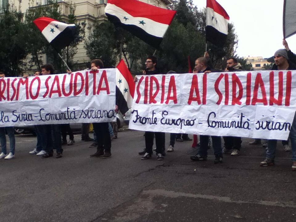 Manifestation en soutien à Assad organisée par l’ESFS en 2014, lors de laquelle des bannières proclamaient «&nbsp;la Syrie aux Syriens&nbsp;» (MEE/Fronte Europeo per la Siria)