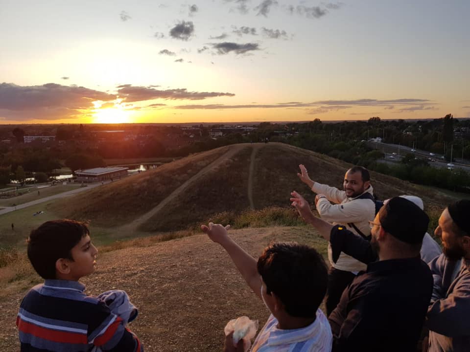 Muslims in Britain preparing to spot the new crescent in London (Supplied: New Crescent/Samira Mian)