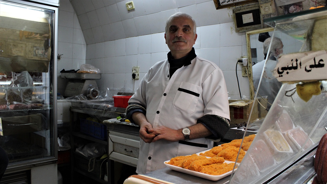 Hachem Maqbul, qui tient la boucherie familiale dans le souk de Naplouse, ne place aucun espoir en Emmanuel Macron, un président qu’il juge « faible » et incapable d’écouter ses propres citoyens (MEE/Marie Niggli)