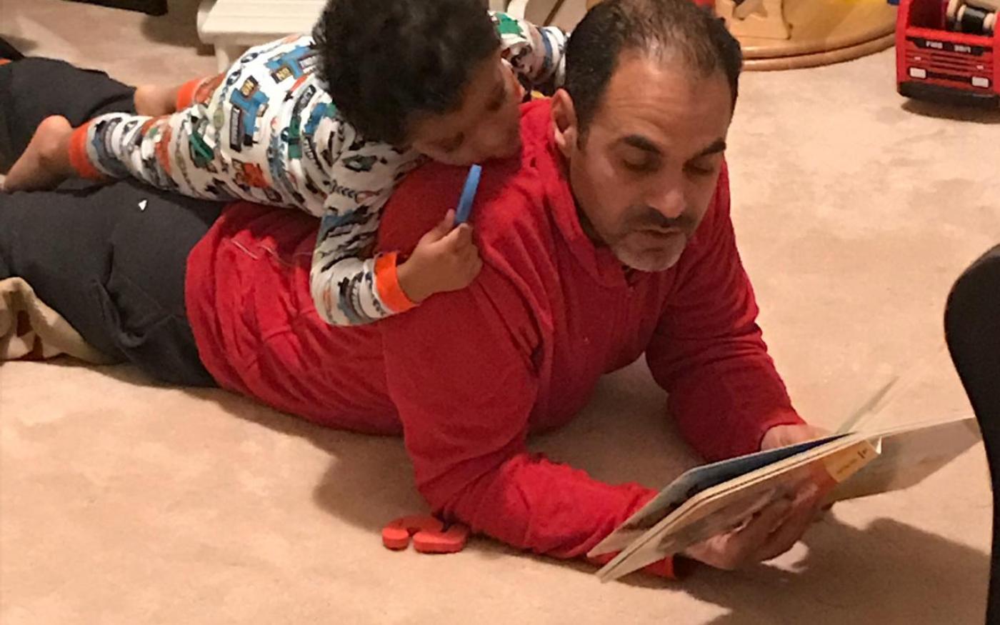 Mohamad fait la lecture à Mostafa (avec l’aimable autorisation de Rasha Mekky)