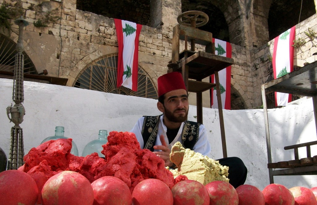 Un artisan libanais fabrique du savon traditionnel aromatique lors d'un festival du savon au Souk al-Saboun (marché du savon) dans la vieille ville portuaire de Tripoli, au nord du Liban, le 5 mai 2009. AFP PHOTOSTR
