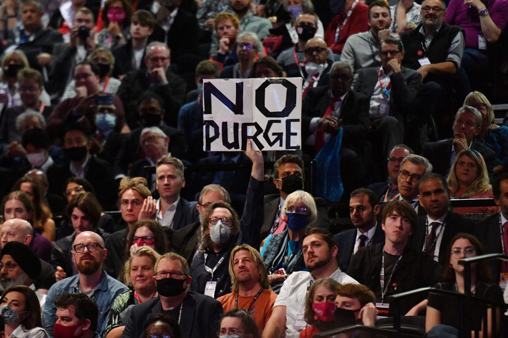 A delegate holds up a placard while Keir Starmer gives his keynote speech on the final day of the annual Labour party conference in Brighton, 29 September 2021 (AFP)