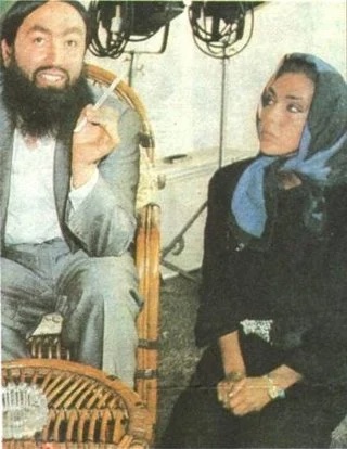 Adnan Oktar en compagnie de l’actrice turque Ahu Tuğba, en&nbsp;1989 (Savaş Kalafat)