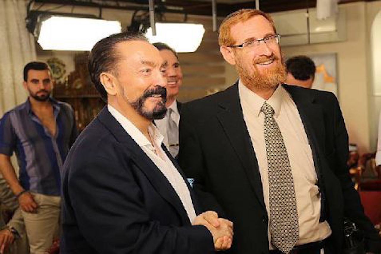 Poignée de main entre le prédicateur et créationniste turc Adnan Oktar (à&nbsp;gauche) et le rabbin et colon israélien Yehuda Glick, le 2&nbsp;juillet&nbsp;2015 à Istanbul (A9&nbsp;TV)